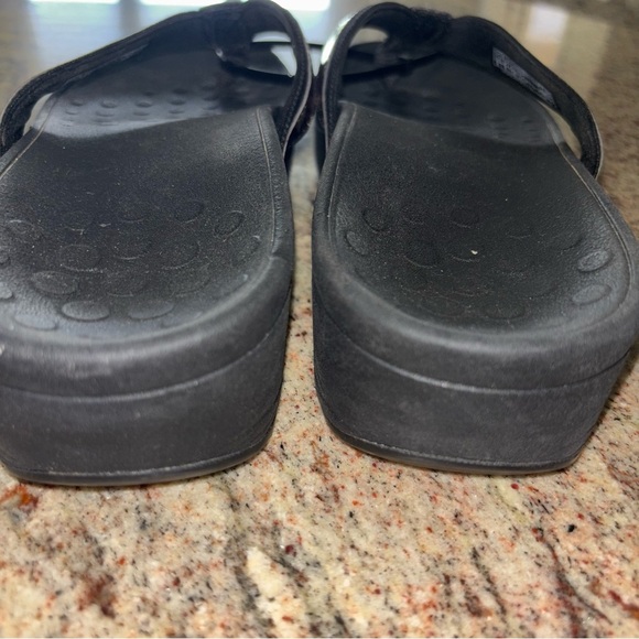 Vionic Black and Brown Sandals - Picture 4 of 6